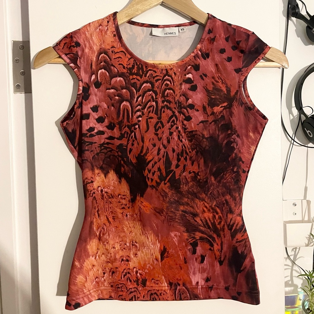 like new vintage y2k red cutoff sleeve top women’s size xs